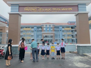 Trường Tiểu học Trần Văn Ơn cùng mạnh thường quân trao tặng thiết bị cho học sinh khó khăn