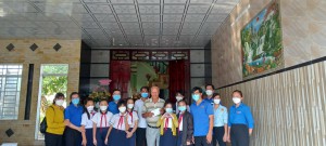 LIÊN ĐỘI TRƯỜNG TIỂU HỌC TRẦN VĂN ƠN THAM GIA  THĂM MẸ VIỆT NAM ANH HÙNG VÀ THẮP NẾN TƯỞNG NHỚ CÁC ANH HÙNG.