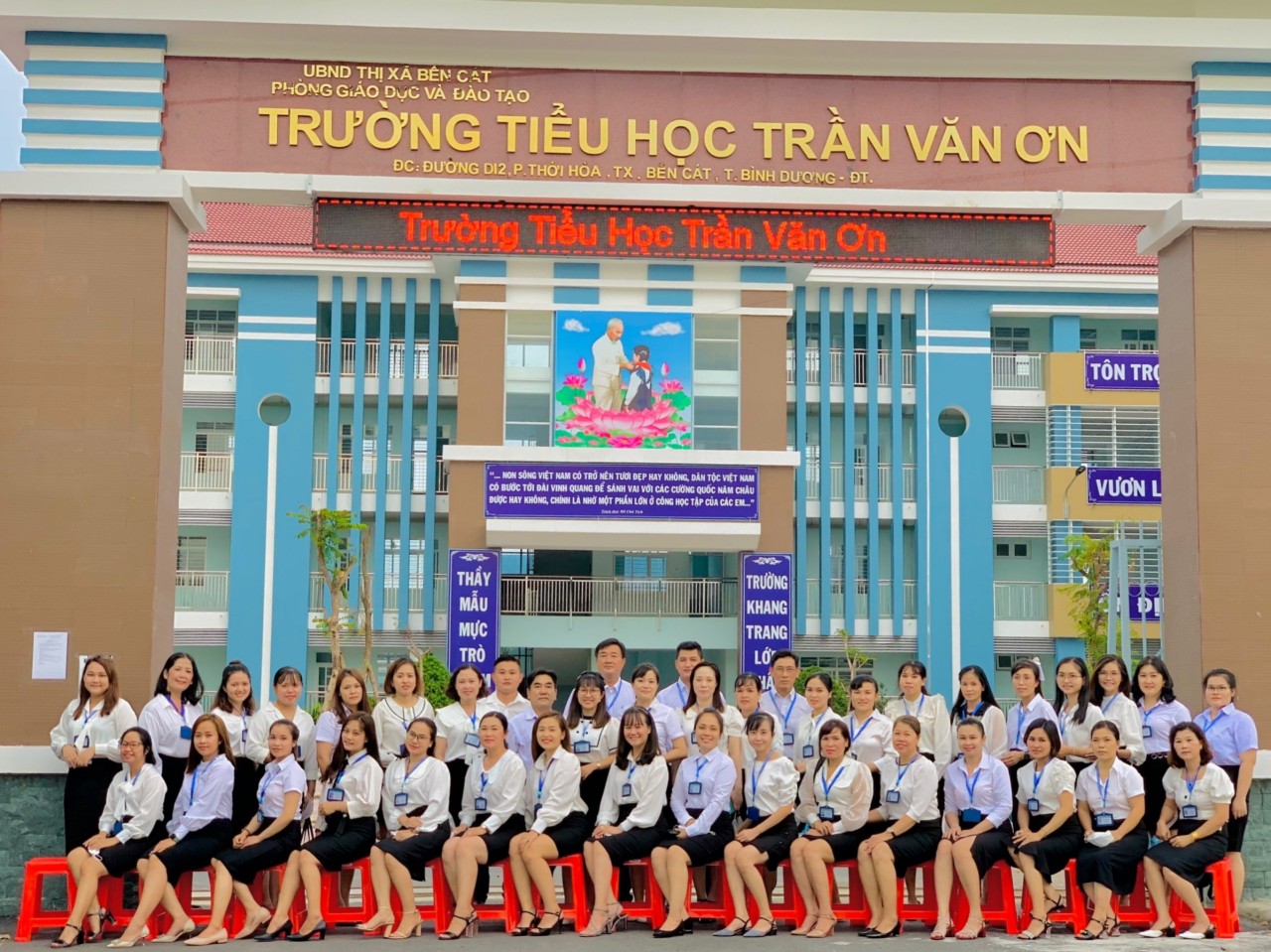 TRƯỜNG TIỂU HỌC TRẦN VĂN ƠN ĐÃ TỔ CHỨC THÀNH CÔNG  HỘI NGHỊ VIÊN CHỨC NĂM HỌC 2021 - 2022