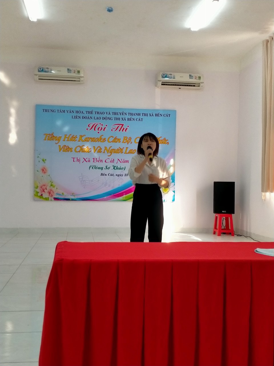 GIÁO VIÊN TRƯỜNG TIỂU HỌC TRẦN VĂN ƠN THAM GIA HỘI THI: "TIẾNG HÁT KARAOKE CÁN BỘ, CÔNG CHỨC, VIÊN CHỨC VÀ NGƯỜI LAO ĐỘNG"